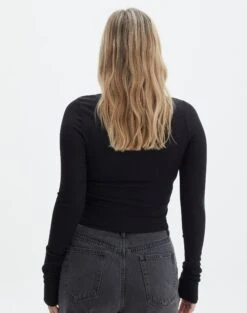 Scoop Neck Long Sleeve Crop Top 24 Scoop Neck Long Sleeve Crop Top -Outlet Glassons Store mylie wide rib scoop black back tl111290vis